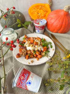 Pečená dýně se slaninou, ořechy a jogurtem